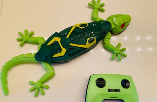 Pack Of 03 Electric Lizard Toy with LED Glowing Eyes